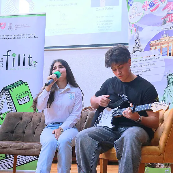 FILIT 2025 - Scriitori printre liceeni 8 elevi-cantand-filit-2025-colegiul-national-iasi